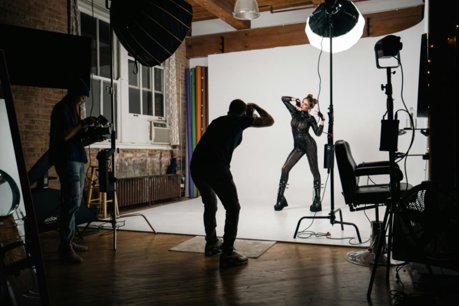 Espace de travail moderne équipé pour la création de motion graphics